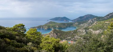 Türkiye 'deki Oludeniz manzarası mavi göle ve güzel kıyılara bakıyor.
