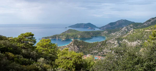 Türkiye 'deki Oludeniz manzarası mavi göle ve güzel kıyılara bakıyor.