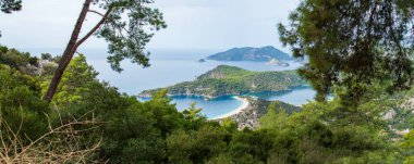 Türkiye 'de Oludeniz geniş açılı panoramik resim. Çok güzel bir turizm merkezi Lycian 'dan manzarayı gösteriyor. Mavi göl ve Türk sahillerine bakıyor.. 