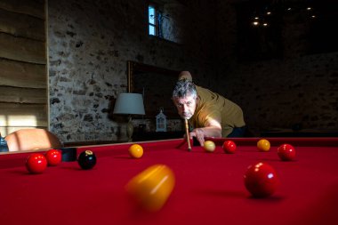 Bir bilardo oyuncusunun atış yaptığı bir bilardo oyunu. Sarı topta hareket bulanıklığı var. Kameraya doğru gidiyor.. 