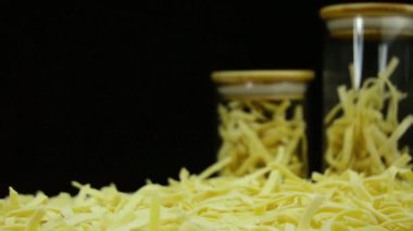 Cam kavanozlarda makarna. Siyah arkaplan