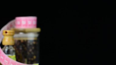 karanfil taneleri ve karanfil yağı siyah arka planda