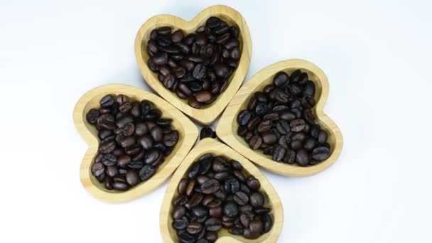 烤咖啡豆和放在白盘上的木制盘子 — 图库视频影像