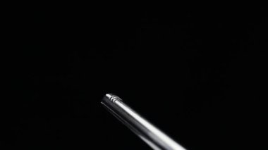 gaz lambası siyah arkaplanda yanıp sönüyor