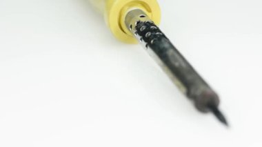 Keski uçlu elektrikli lehim, ahşap kablo ve sarmalanmış elektrik kablosu, kesme yolu olan beyaz bir arka planda izole edilmiş..
