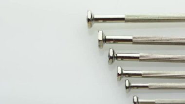 Beyaz arkaplanda izole edilmiş mini vida sürücüleri