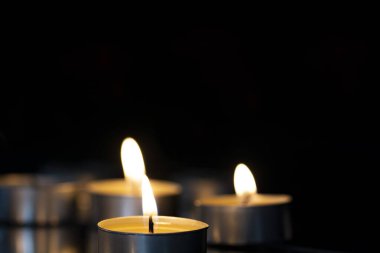 Siyah camdaki küçük mumlar.