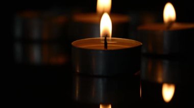 Siyah camdaki mumlar ve yansımalar