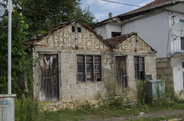 Köy meydanındaki eski binalar