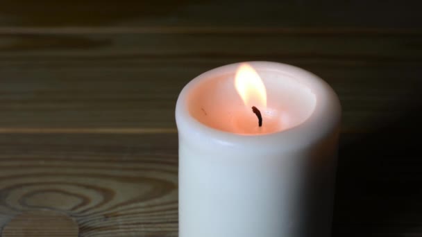 Lumière Bougie Blanche Éteint Sur Table Bois — Video