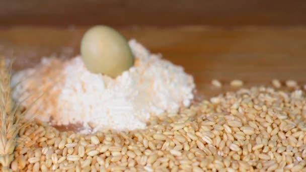 Grains Blé Épis Blé Farine Œufs Tranches Pain Sur Table — Video