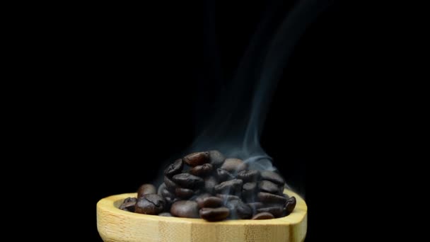 Kávészemek Füst Fából Készült Tálban — Stock videók