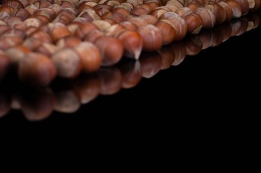 Siyah aynada fındık çekirdekleri