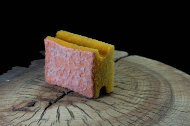 Masadaki eski temizlik süngeri.