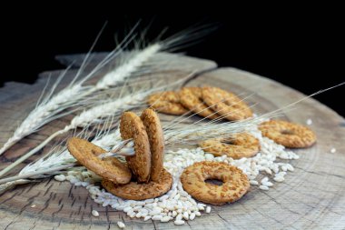 Çikolata parçacıklı reçelli kurabiye.