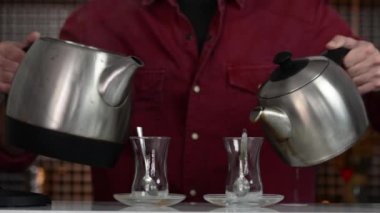 Çay fincana dökülüyor..