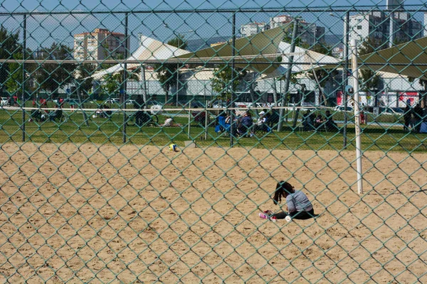 Туреччина Ізмір Квітня 2021 Року Хлопчик Грає Піску Ігровому Майданчику — стокове фото