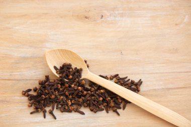 Kuru baharat karfil ahap arka plan zerinde izole