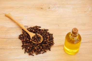 Kuru baharat karfil ahap arka plan zerinde izole