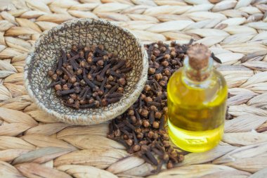 Kuru baharat karfil ahap arka plan zerinde izole