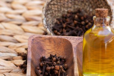 Kuru baharat karfil ahap arka plan zerinde izole