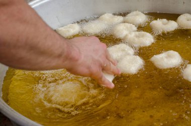 Geleneksel Türk Lokma Tatlısı (Kızarmış Tatlı Hamur ) 