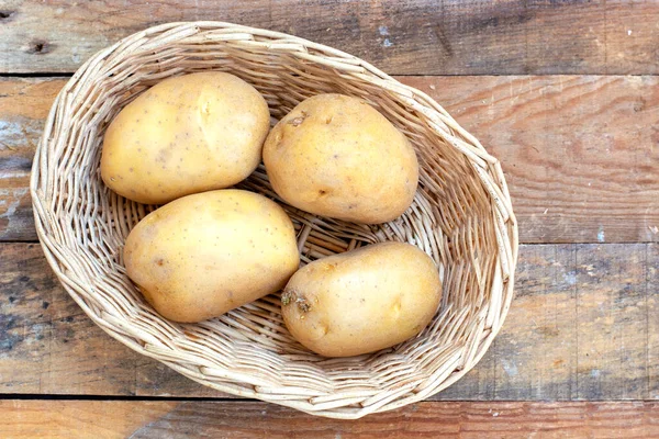 Big Potatoes Basket Wooden Table — Stock Photo, Image