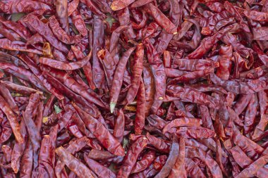 Ahşap masada kurutulmuş acı biber kavanozda kırmızı biber, baharat.