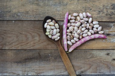 Böbrek taneleri ve tahta masadaki tahta kaşık.