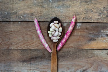 Böbrek taneleri ve tahta masadaki tahta kaşık.