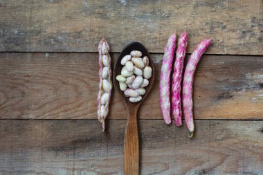 Böbrek taneleri ve tahta masadaki tahta kaşık.