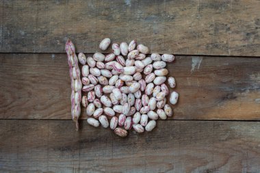 Tahta masada fasulye taneleri.