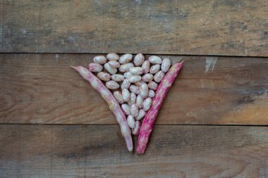 Tahta masada fasulye taneleri.