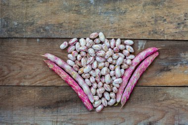 Tahta masada fasulye taneleri.