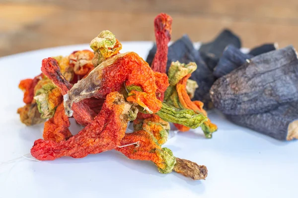 Beyaz arka planda kurutulmuş yenilebilir biber ve patlıcan.