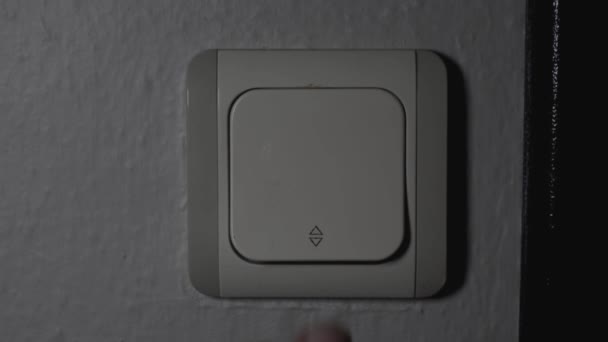 Close Dedo Feminino Desligar Interruptor Iluminação Casa Energia Energia Economia — Vídeo de Stock