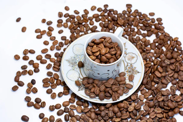 Kaffeetasse Voller Kaffeekörner Auf Weißem Tisch — Stockfoto