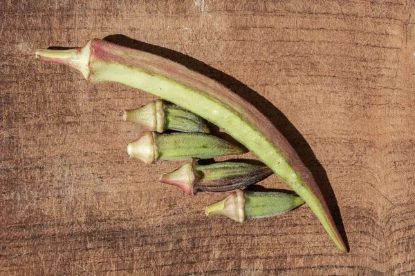 Groot Klein Formaat Okras Okras Houten Tafel — Stockfoto