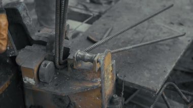 İnşaat Ütü Kesme İşçisi Bir Bağlantı ile Demir Kesme