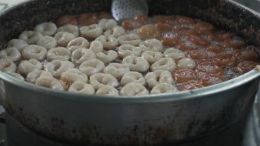 Geleneksel Türk tatlısı. Adı 