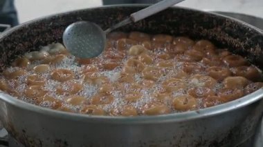 Geleneksel Türk tatlısı. Adı 