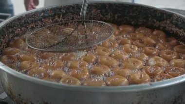 Geleneksel Türk tatlısı. Adı 