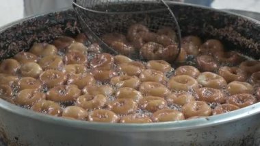 Geleneksel Türk tatlısı. Adı 