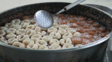 Geleneksel Türk tatlısı. Adı 