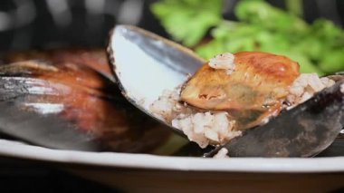 İçindeki pirincin üzerine dökülen limon suyu iştahı artırıyor..