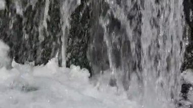 Şelale, Göl ve Kayalıklardan Göle Akan Uçurumların Vahşi Görünüşü. Yavaş Hareket Videosu