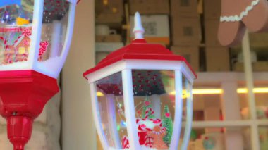 Sokaklar yeni yıl kutlamaları için dekore edilmiştir. Fenerlerdeki Kar yağışı animasyonları