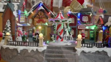 Mağazalardaki Noel hediyeleri. Pencereler hediyeliklerle dolu.