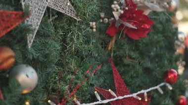 Yeni Yıl Kutlamalarında Kırmızı Yıldız Süslemeleri ve Neşeli Işıklar ile süslenmiş Noel Ağacı