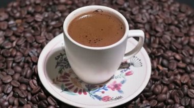 Kahve Fasulyeleri Üzerine Dönen Kupada Geleneksel Türk Kahvesi